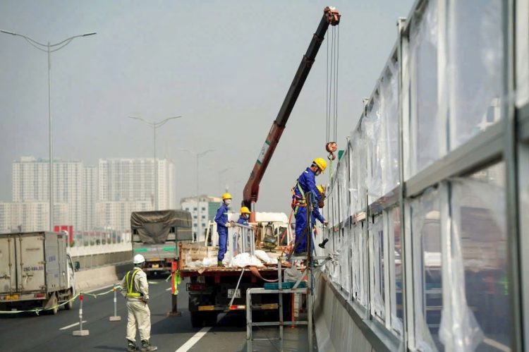 Thi công vách chống ồn, bụi trên Vành Đai 3